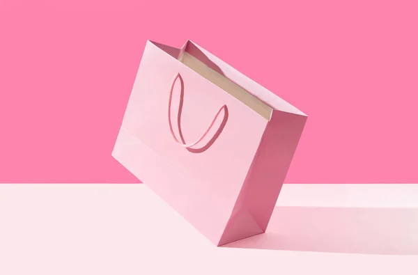Tas belanja kertas dengan latar belakang merah muda. Belanja konsep pengiriman penjualan — Stok Foto