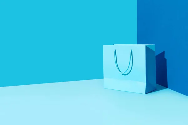 Papírová nákupní taška na modrém pozadí. Koncept dodání nákupního prodeje — Stock fotografie