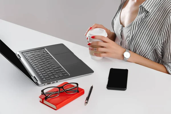 Kobieta z czerwonym manicure pracy z laptopem na białym stole. Biznes lady pracy z domu — Zdjęcie stockowe