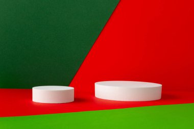 Kırmızı ve yeşil yaratıcı arka planda podyum. Ürün için şablonu düzenle