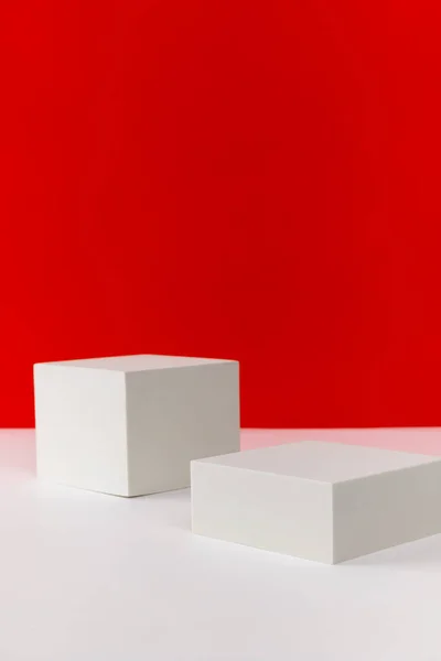 Pódium na červeném a bílém kreativním pozadí. Vyhonit šablonu pro produkt — Stock fotografie