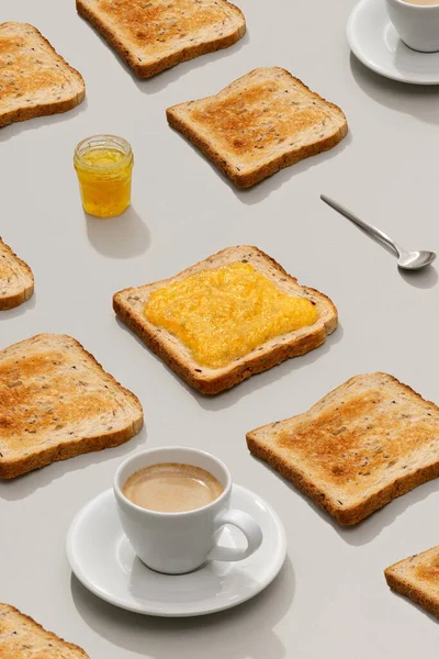 Patrón con tostadas y mermelada de limón sobre fondo gris —  Fotos de Stock