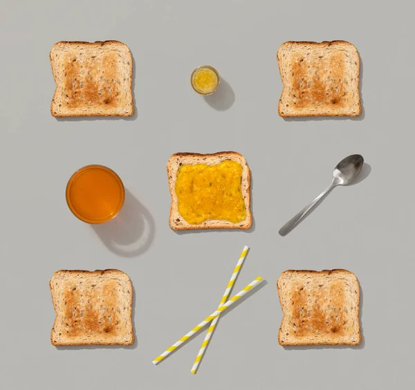 Patrón con tostadas y mermelada de limón sobre fondo gris —  Fotos de Stock