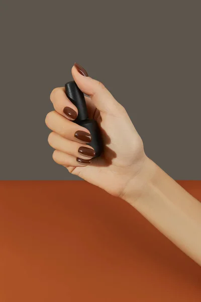 Bela mão de mulheres noivas com design de unhas de outono na moda em fundo marrom — Fotografia de Stock