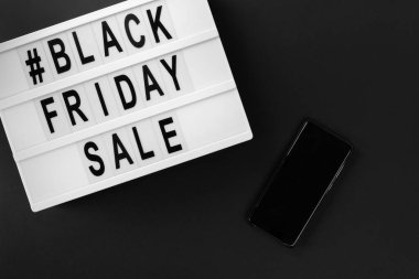 Düz görünüm promosyon kompozisyonu ve ışık kutusu üzerinde Kara Cuma satış metni yatıyordu