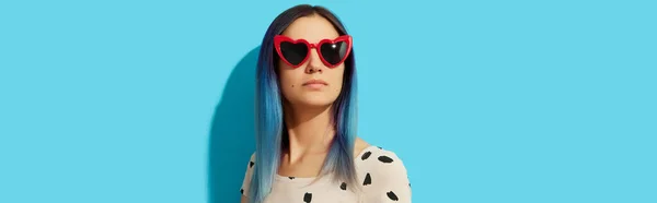 Mujer Hipster con pelo azul usando gafas de sol. Chica caucásica grave mirando hacia arriba — Foto de Stock