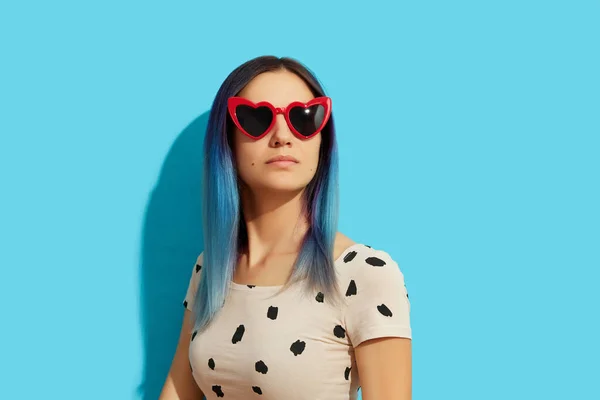 Mujer Hipster con pelo azul usando gafas de sol. Chica caucásica grave mirando hacia arriba — Foto de Stock