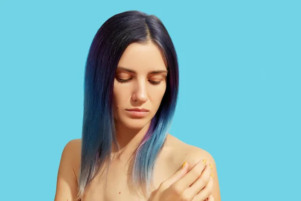 Ansikte av ung vacker kvinna med blått hår på ljus bakgrund — Stockfoto