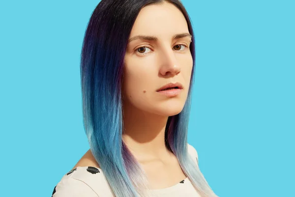Hermosa mujer con cabello azul sobre fondo brillante — Foto de Stock