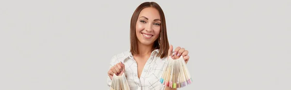 Mooie jonge gelukkige vrouw kijken naar camera holdin nagel tips. Beauty portret van brunette meisje — Stockfoto