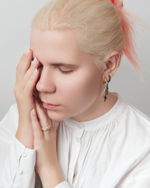 Beyaz arka planda retro tişörtlü şık, sarışın bir kadın.