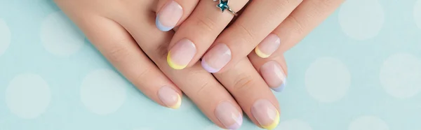 Hermosas manos de las mujeres con diseño de uñas primavera verano sobre fondo azul —  Fotos de Stock