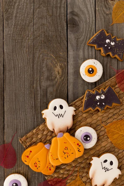 Deliciosas galletas caseras de halloween de varias formas en la vieja mesa de madera —  Fotos de Stock