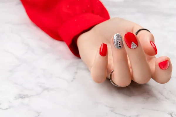 Hermosa mano femenina bien arreglada con diseño de uñas de Navidad — Foto de Stock
