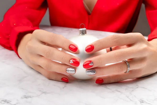 Belles femmes toilettées mains avec hristmas nail design sur fond de marbre — Photo