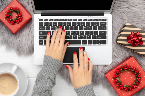 Manos de mujer con manicura roja de moda escribiendo en el teclado — Foto de Stock