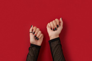 Manikürlü kadın elleri ve moda aksesuarları. Havalı sonbahar Cadılar Bayramı kanlı ürkütücü tırnak tasarımı.