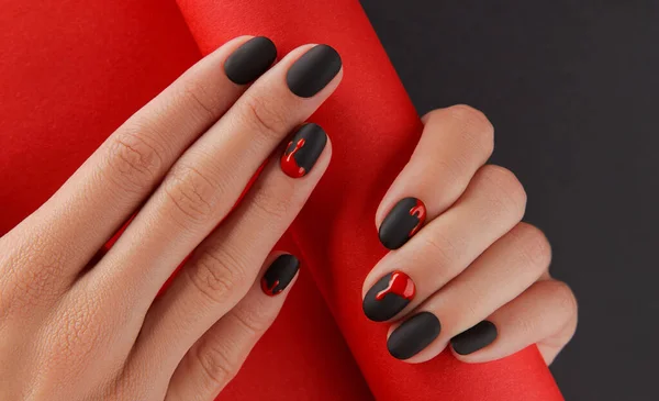 Manicura manos femeninas con accesorios de moda. Moda otoño Halloween sangriento espeluznante diseño de uñas. —  Fotos de Stock