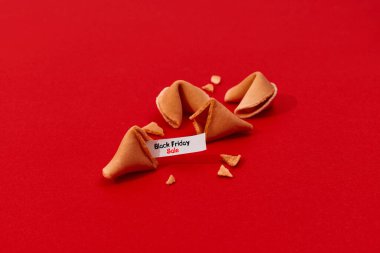 Kara Cuma alışverişi için yaratıcı kompozisyon. Kırmızıda şans kurabiyeleri