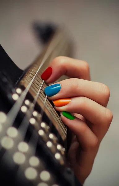 El kadın'ın elektrik gitar çalmak.