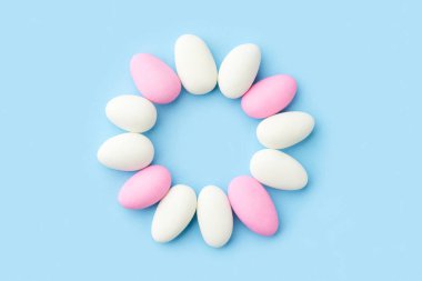 Geleneksel Paskalya Portekiz şekerleri. Gri arka planda renkli tatlılar. Şekerleme dükkanı için pankart