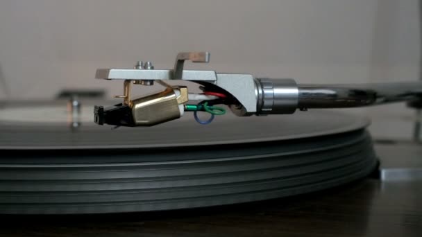 Mesa giratória com discos de vinil giratório — Vídeo de Stock