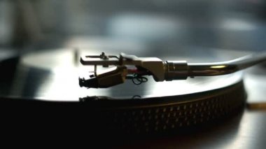 Vinil kayıtlar iplik ile döner