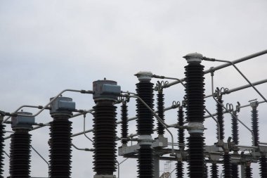 Büyük bir enerji santralinin ayrıntıları. Yüksek voltajlı transformatörler.