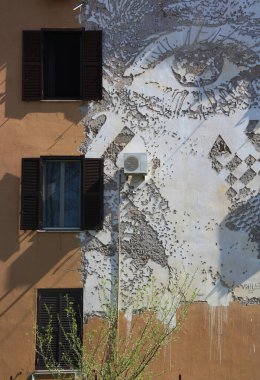 Roma 'da eski bir saray, duvarına göz oyulmuş. Sokak sanatı kavramı