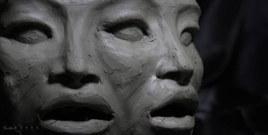 Çift yüzlü, kadın ve Asyalı, kilden. Oluşturma sürecindeki heykel, siyah arkaplanda