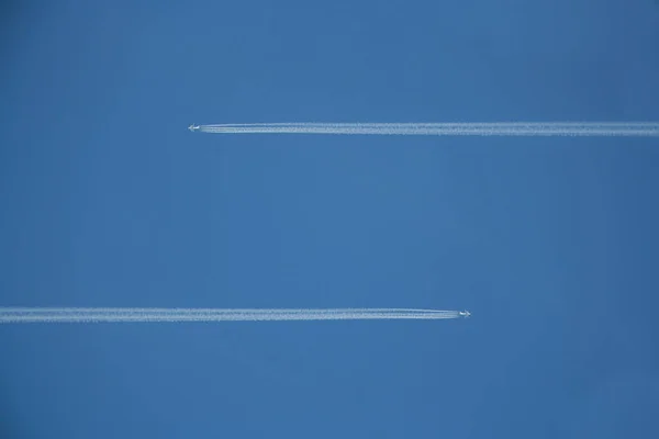 Dois Aviões Voando Direção Oposta Com Chemtrail Céu Azul — Fotografia de Stock