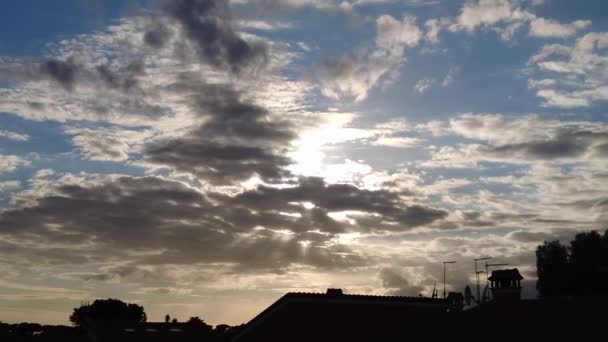 村里房屋的屋面轮廓 多云的天空 下午的晚霞 — 图库视频影像