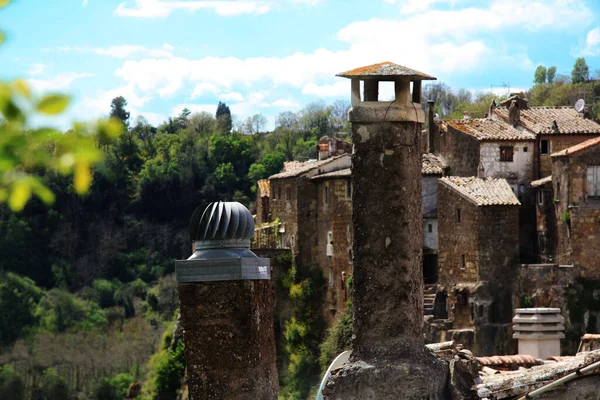 中世纪村子里意大利老房子的全景 乡村风格的屋顶和烟囱 蓝天的小山和植物 — 图库照片