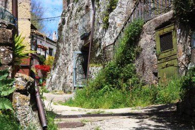 Eski ortaçağ şehrinin caddesi. Tuff evleri arasındaki yeşil bitkiler..