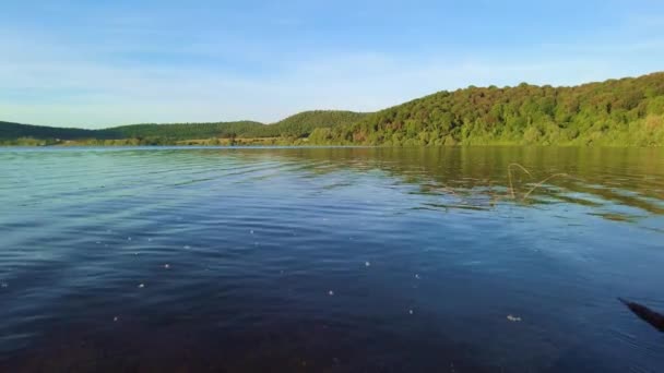 Panorama Jezera Martignano Kopcovitá Krajina Modrá Obloha Odrážející Vodě — Stock video