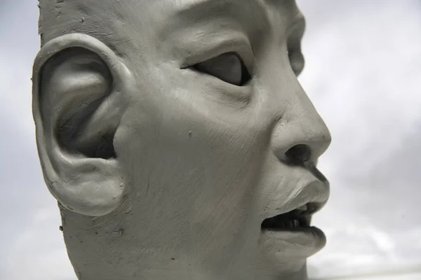 Skulptur Huvudet Skuren Asiatisk Kvinnlig Ansikte Lera Vit Bakgrund — Stockfoto