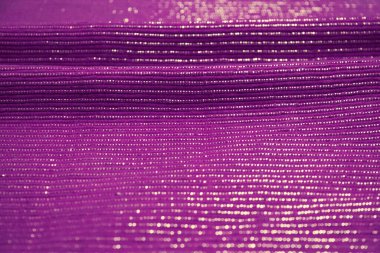 Gümüş parıltılı Fuchsia pamuk kumaşı. Yatay çizgiler.