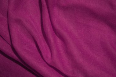 Mor pamuklu kumaş, yumuşak ve dalgalı..