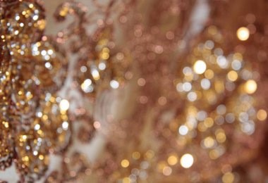 Soyut gümüş ışıklı turuncu kumaş arka plan. Dikkati dağılmış. Doğal parıltı.