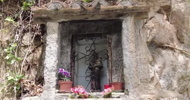 Religieus Standbeeld Stenen Muurnis Straat Heilig Altaar Met Traditionele Katholieke — Stockvideo