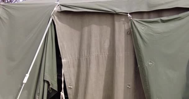 Ветер Дует Военную Зеленую Палатку — стоковое видео