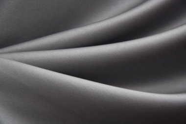 Koyu gri saten kumaş, dalgalı desen. 