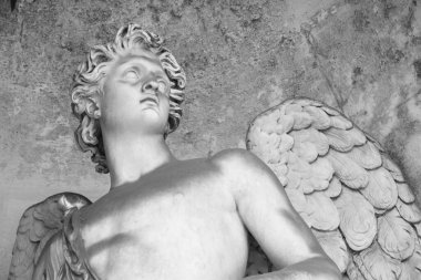 Antik bir melek heykeli. Kanatlı bir adamın siyah beyaz temsili. Antik mermer Roma Anıtı.