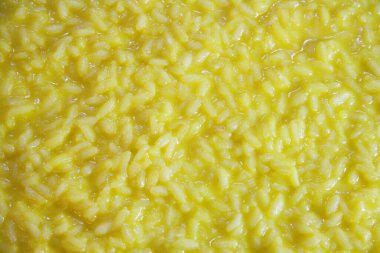 İtalyan safranlı risotto alla milano gümüş tabakta servis edilir.