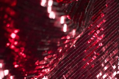 Karmaşık nakış işleriyle süslenmiş kırmızı kumaş, dikdörtgen boya. Dikkati dağılmış ve odaklanmış. Doğal parıltı, bokeh..