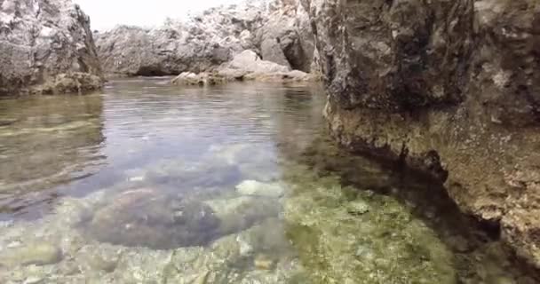 Piscina Natural Entre Rochas Mar Água Transparente Com Pedras Dia — Vídeo de Stock