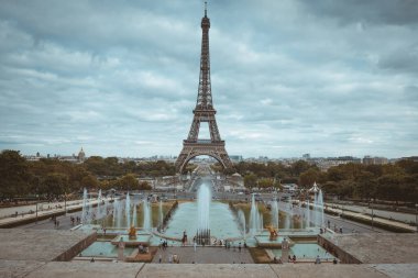 Fransa, Paris 'teki Eyfel Kulesi' nin manzarası Palais de Chaillot meydanında yer alıyor.