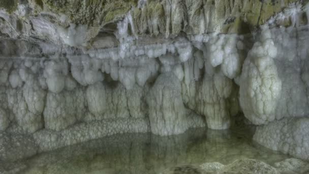 Hermosa cueva de estalactita — Vídeos de Stock
