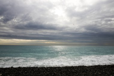 Kumsal ve deniz bulutlu gökyüzü altında, Güzel, Alpes-Maritimes, Fransa