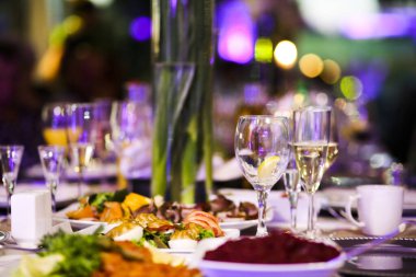 Yemek ve içeceklerle dolu düğün masası, Piotrkow Trybunalski, Lodzkie, Polonya